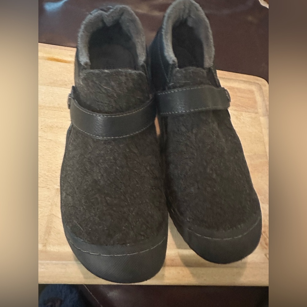 Ladies size 8.5 - JBU- memory foam